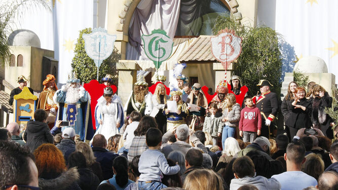 El alcalde y numerosos portuenses recibieron a los Reyes en la plaza de Peral.