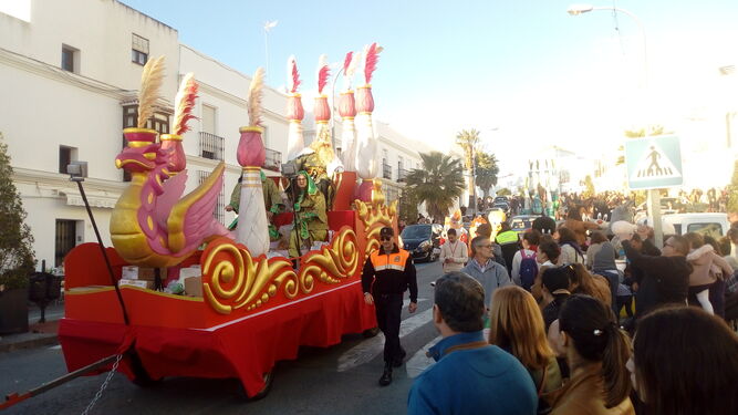 Uno de los Reyes Magos en la avenida de Andalucía de Vejer ayer tarde.