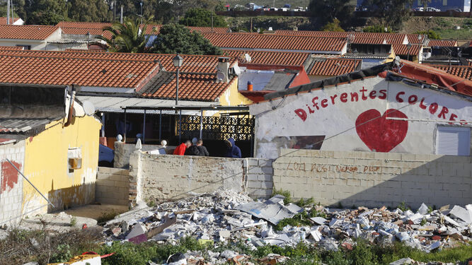 Un descampado lleno de escombros en el barrio malagueño de Los Asperones, una de las zonas de exclusión social.