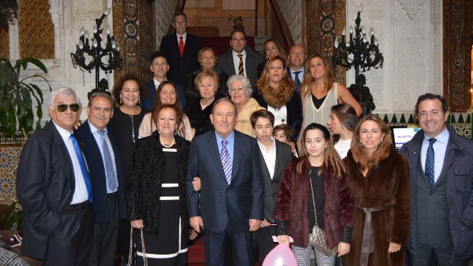 El matrimonio Manolo  Cuenca  y Toñi Jiménez, con familiares y amigos, durante la celebración en el Casino Gaditano.