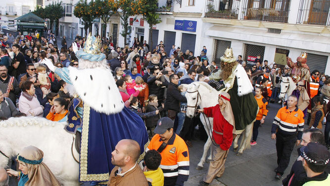 Imagen de los tres Reyes a su llegada a la plaza Isaac Peral, donde se puede ver la gran cantidad de personas que esperaban al Cortejo Real.