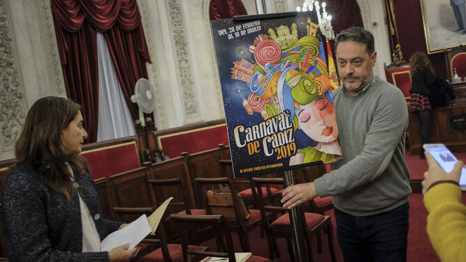 El cartel anunciador del Carnaval 2019, tras darse a conocer en el salón de plenos del Ayuntamiento.