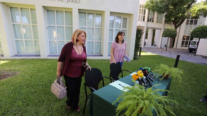 La alcaldesa Mamen Sánchez y la delegada Laura Álvarez, en los jardines de la delegación de Empleo.