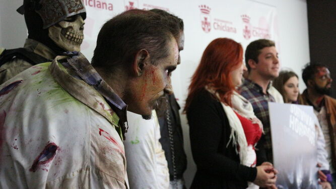 Una representación de los zombies que estarán presentes en marzo en la ciudad, durante la presentación del evento.