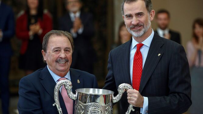 Juan de Dios Román recoge el premio Francisco Fernández Ochoa de mano del Rey