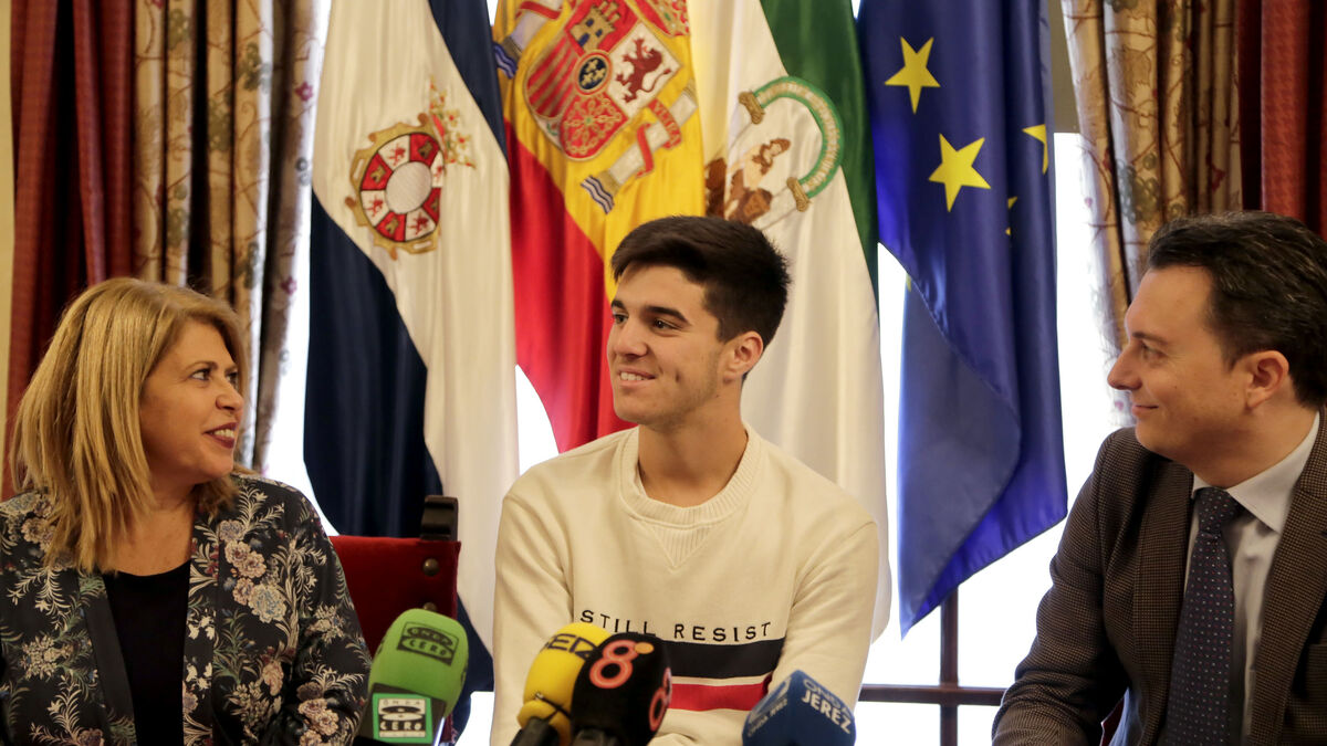 Marcos Ramírez, junto a la alcaldesa Mamen Sánchez y Santiago Galván en el Ayuntamiento.