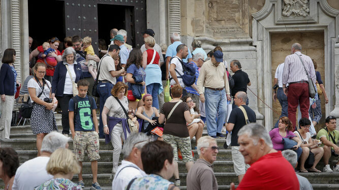 Turistas de visita a la Catedral de Cádiz