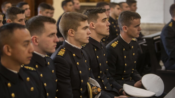 Alumnos de la Escuela Naval, en la iglesia del Carmen