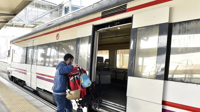 La falta de trenes adaptados a personas con movilidad reducida es una de las mayores carencias en Sevilla.