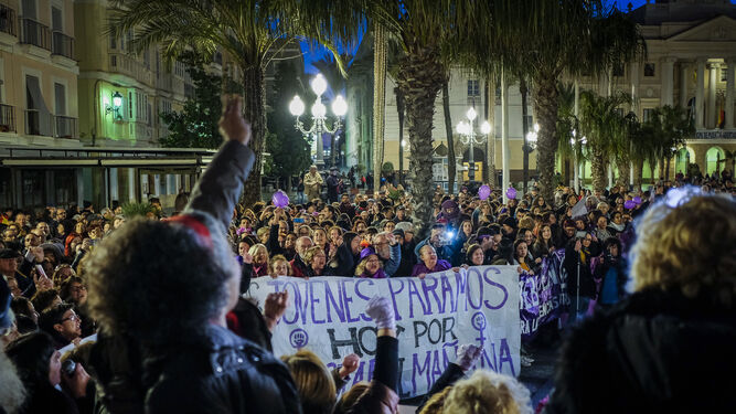 Concentraci&oacute;n de colectivos feministas en la plaza de San Juan de Dios de C&aacute;diz bajo el lema 'Ni un paso atr&aacute;s'