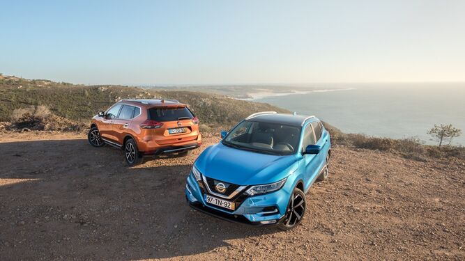 Dos de los modelos más vendidos; Nissan X-Trail (naranja) y Nissan Qashqai (azul).