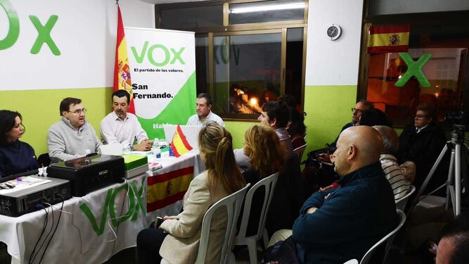 Carlos Zambrano se dirige a militantes y simpatizantes en la presentación del equipo de campaña.