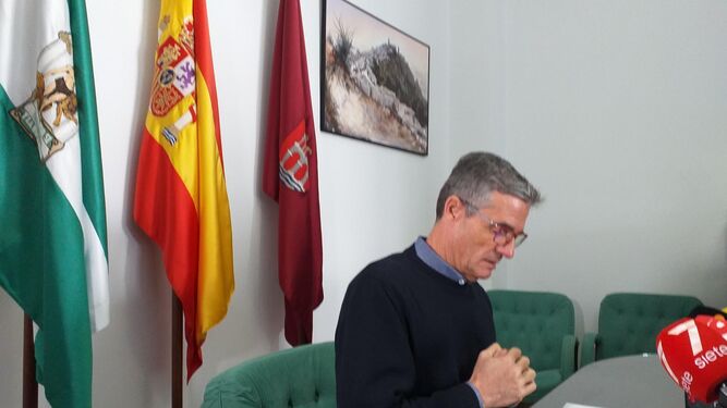 El alcalde Isidoro Gambín, durante la comparecencia con los medios.