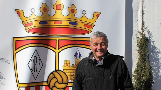 Antonio Flor, presidente del Recreativo Portuense, posa junto a un escudo del club.