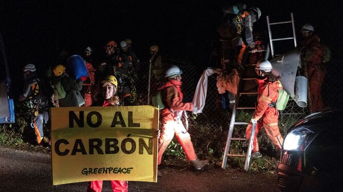 Protesta ecologista en noviembre pasado contra el uso de carbón en la planta de Meirama, en Galicia.