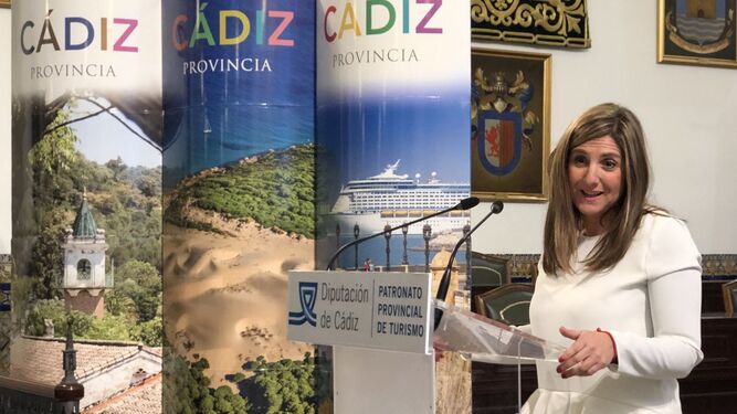 Irene García presentó ayer el documento en el Palacio de Luna de Rota.