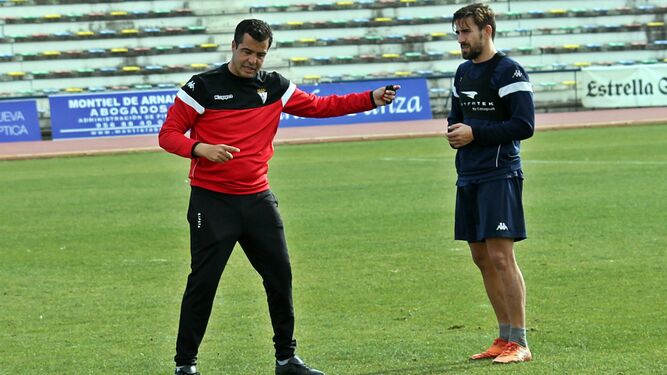 Pérez Herrera da indicaciones a Joselu durante el primer entrenamiento de este.