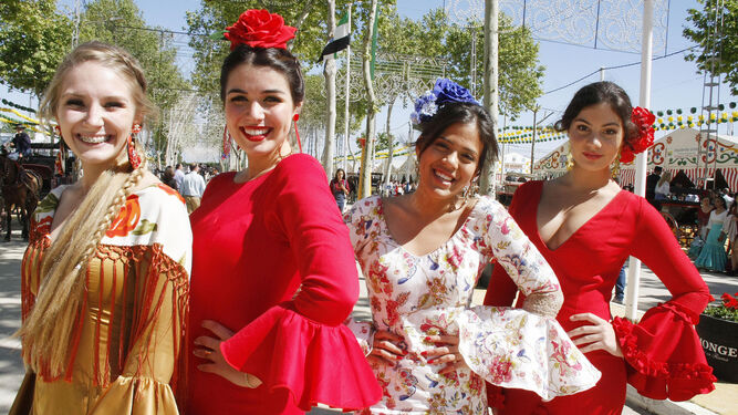 Un grupo de mujeres vestidas de flamencas, durante la pasada edición de la Feria de Primavera.