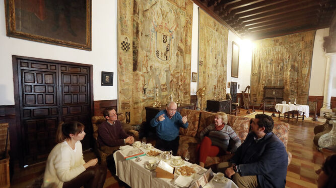 Mª del Mar Durán, Antonio Moreno, Manuel Tallafigo, Liliane Dahlman y Manuel Parodi, charlan en el salón del Palacio Ducal de Medina Sidonia.