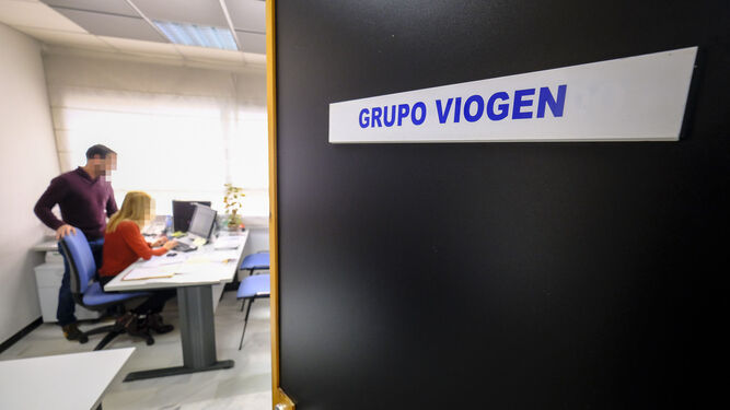 Dos agentes del grupo VioGén de la Policía Local trabajan en su despacho.