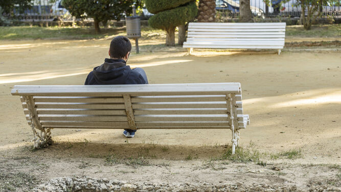 Un hombre descansa en un banco del parque Genovés.