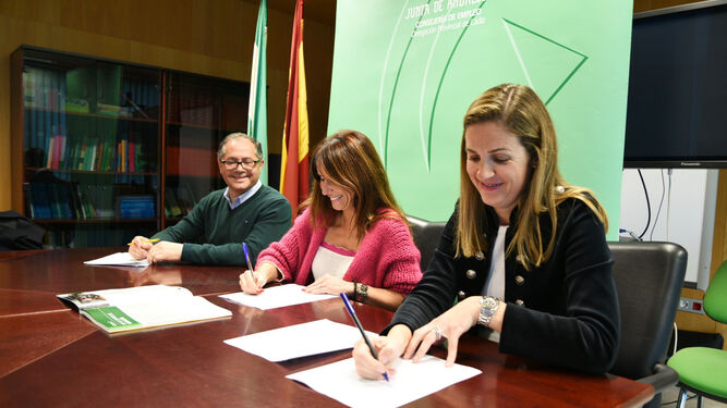 Momento de firma del convenio entre Gema Pérez y Carmen Jiménez.