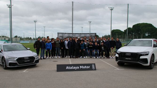 Jugadores y técnicos, junto a los Audi presentados hoy por Atalaya Motor.