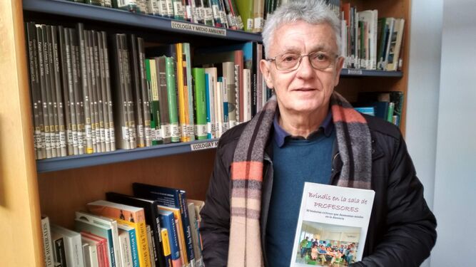 El docente jubilado Joaquín Cabezudo, con un ejemplar de su libro ‘Brindis en la Sala de Profesores’.