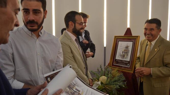 A la derecha, Antonio Moreno, durante la presentación del cartel del Copus Chico de la Misericordia, en una imagen de archivo.