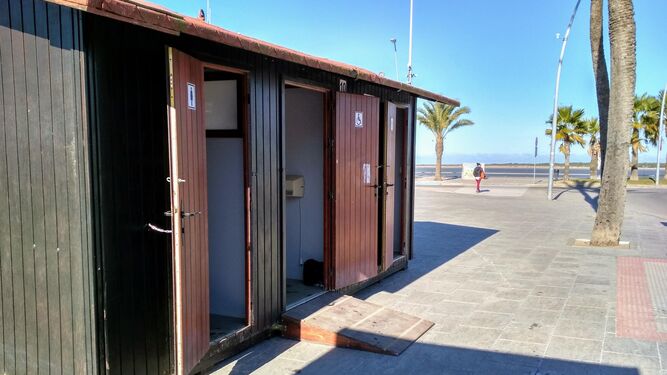 El módulo de aseos públicos instalado en La Calzada abre de diez de la mañana a seis de la tarde.