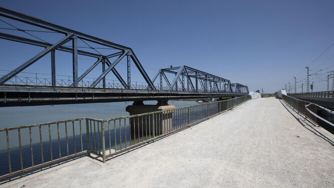 Vía de servicio (antiguo puente por el que circulaba el tren) que la Armada quiere utilizar para duplicar los accesos al Arsenal de La Carraca.