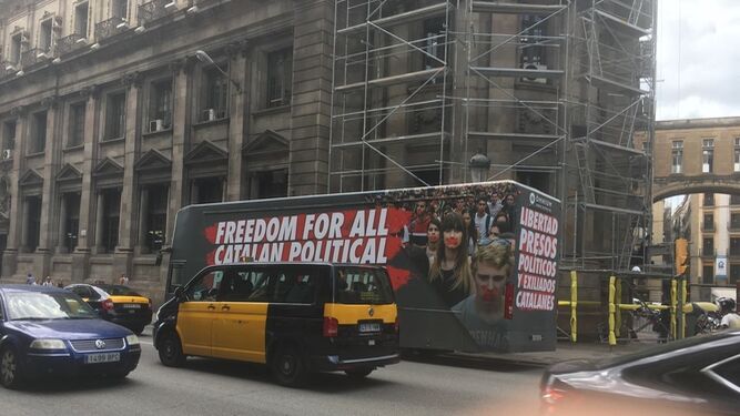Un autobús de una campaña de Òmnium recorriendo las calles de Barcelona el año pasado.