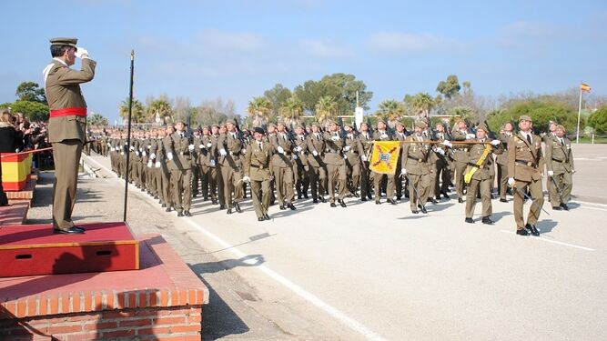 Desfile ante el general de división Enseñat y Berea, esta mañana en Camposoto.
