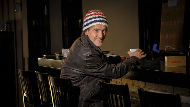 Juan Carlos Aragón degusta un café en la barra del bar Barlovento, en el final del Paseo Marítimo.