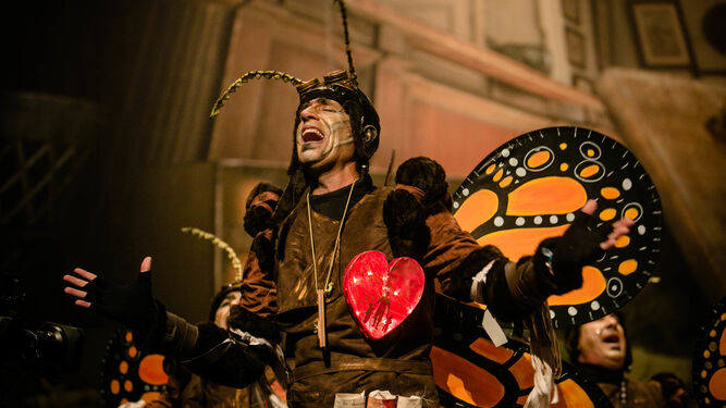 La comparsa de Carmona "El circo de la mariposa" en el escenario del teatro Falla