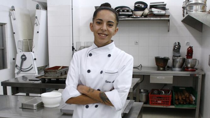 Carmen Mateos Perales en las instalaciones del Grado Medio de Cocina y Gastronomía en el instituto Juan Lara, en El Puerto.