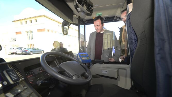El alcalde, en la visita ayer al nuevo autobús híbrido que circulará en pruebas por la ciudad.