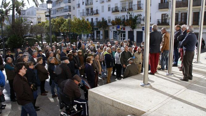 Los pensionistas, durante su concentración en la plaza de Peral, esta mañana.