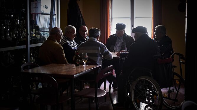 Imagen de archivo de varios pensionistas en Cádiz.