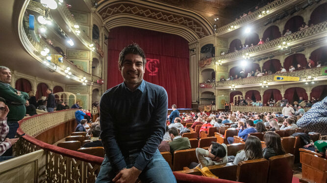 Javier Urraco en uno de los palcos platea del Teatro Falla.