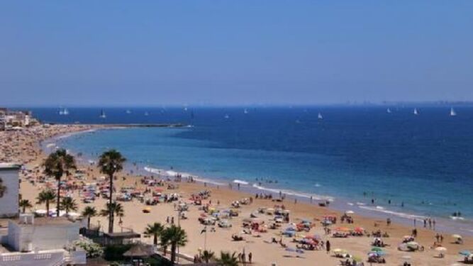 Una vista panorámica de la playa de La Costilla, perteneciente al litoral urbano de Rota.
