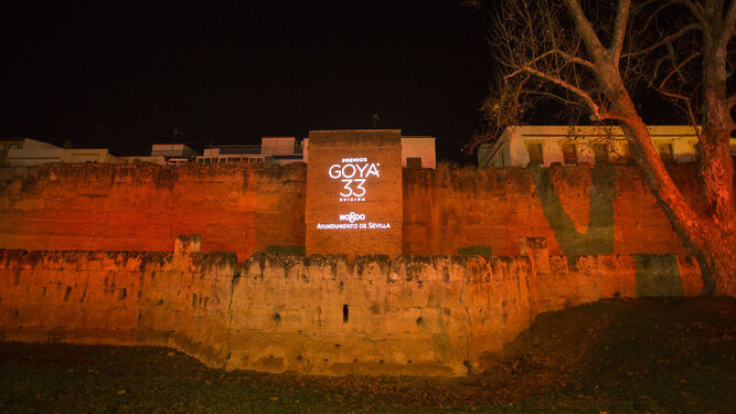 La muralla de la Macarena, con el alumbrado especial de los Goya.