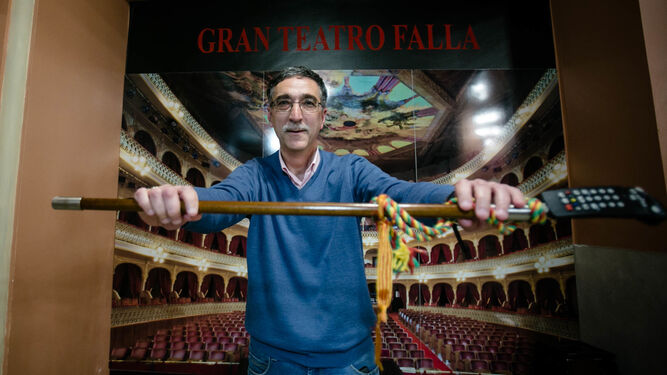 El periodista Juan Manzorro con el bastón de mando en el Gran Teatro Falla.
