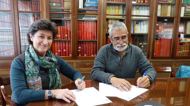 Cristina Velasco y Federico Vilaplana formalizando el traspaso de funciones.