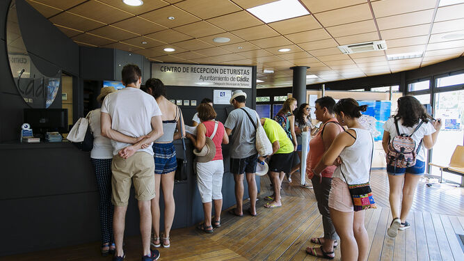 Turistas reciben información en la oficina de Canalejas.