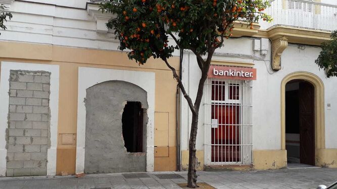 La sede de Bankinter, en la calle Larga, y al lado el butrón que da acceso a la finca ocupada de Larga, 35.