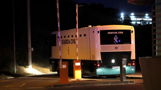 El autobús de la Guardia Civil que traslada a los presos a Madrid