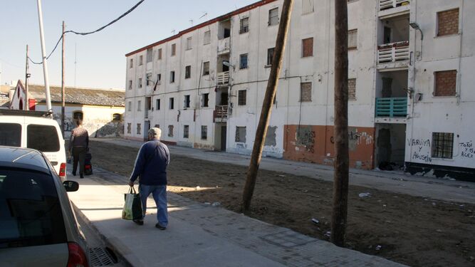 Una imagen de la barriada de José Antonio, con el primer bloque ya derribado.