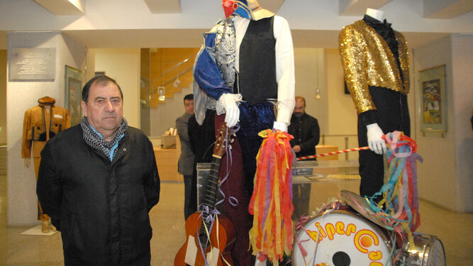 Antonio Macías, 'Perete',  junto a algunos de los tipos de Carnaval cedidos al Ayuntamiento.