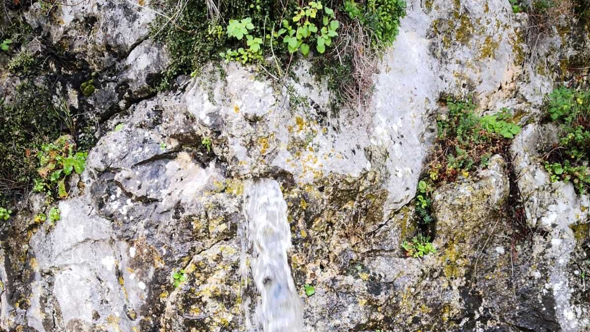 Foto de los caños del Tajo de Grazalema, donde el agua sale a la superficie cuando los acuíferos subterráneos rebosan.